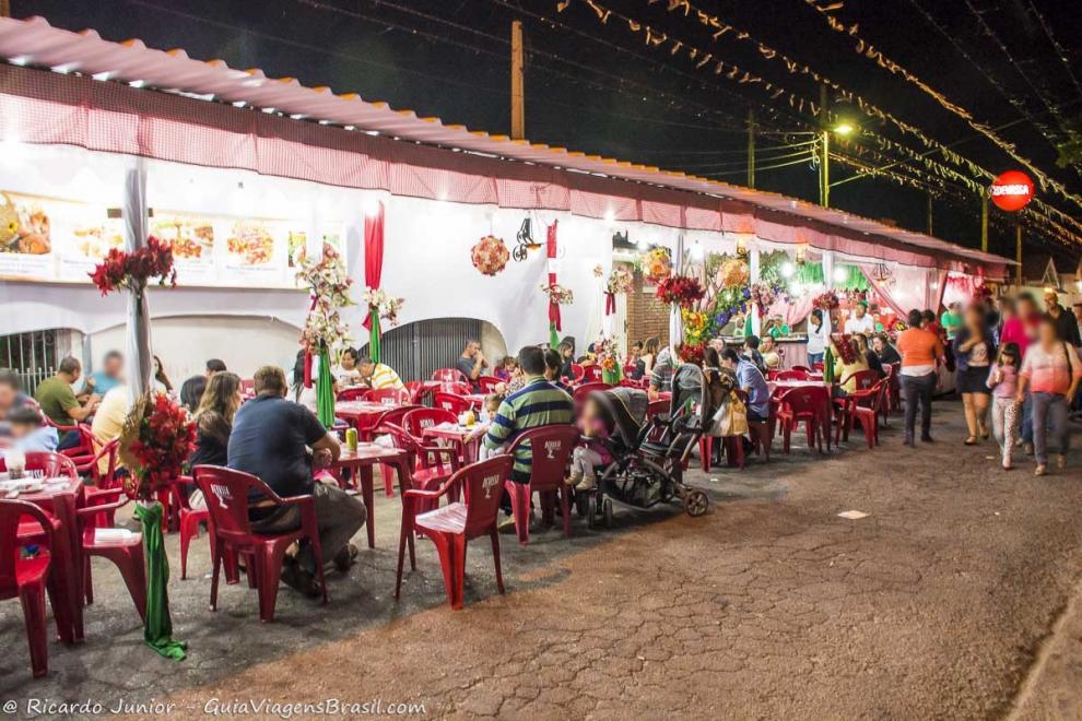 Imagem de turistas comendo as comidas típicas italianas de Quiririm